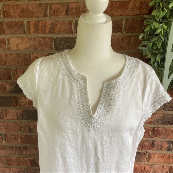 ✨5/$15 { SAINT TROPEZ WEST } White & Silver Linen Top - Picture 3 of 7